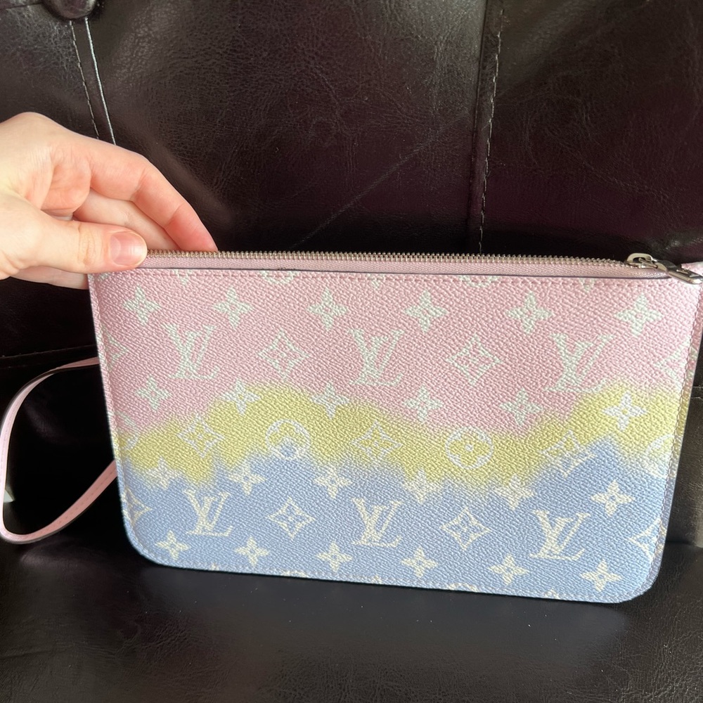 Louis Vuitton Escale Neverfull Pouch 🌸